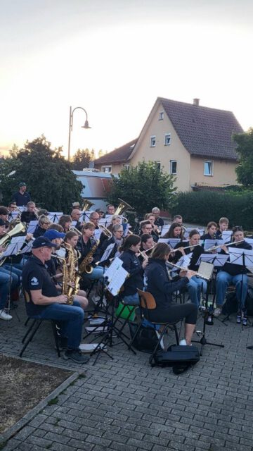 Das war unsere Parkplatzhockete 2026 - einfach schön!

Unsere letzte Probe vor der Sommerpause haben wir traditionell mit unserer Hockete vor dem Probelokal begangen. Der Einladung auf ein Feierabendbier, rote Wurst und einen gemütlichen Abend voller Blasmusik sind eine Menge Gäste gefolgt. Ein großes Dankeschön an alle, die da waren. 

#vereinsleben #villingendorf #musikkapelle #musikverbindet #heimatliebe